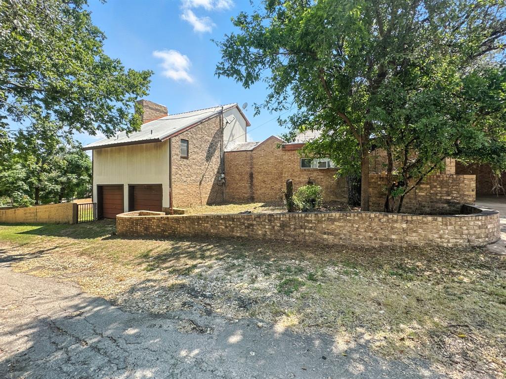 601 East Henry Street Hamilton, TX 76531 - Photo 5 of 40 a front view of a house with a yard and garage