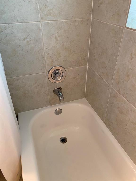 718 Northeast 5th Avenue Pompano Beach, FL 33060 - Photo 20 of 32 a bathroom with a tub