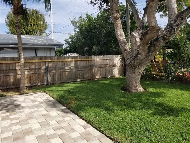718 Northeast 5th Avenue Pompano Beach, FL 33060 - Photo 24 of 32 a view of a yard with a large tree