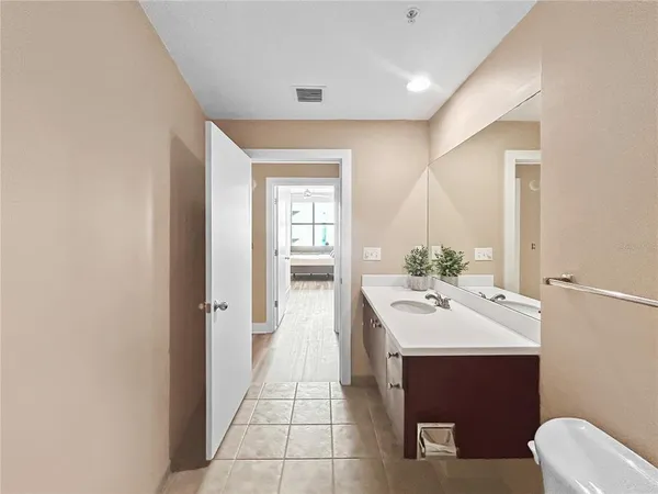 $319,000 | 1120 East Kennedy Boulevard, Unit 1427, Tampa, FL 33602