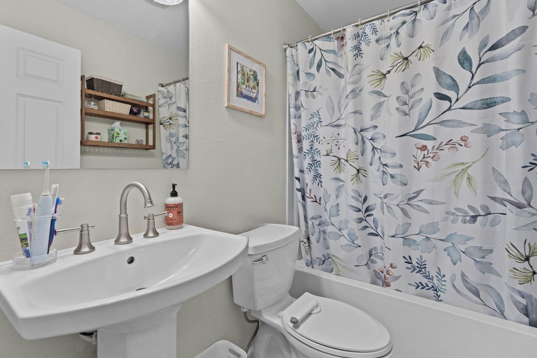 121 West Spaulding Street Watertown, WI 53098 - Photo 16 of 31 Main Floor Bath Upgraded in 2021