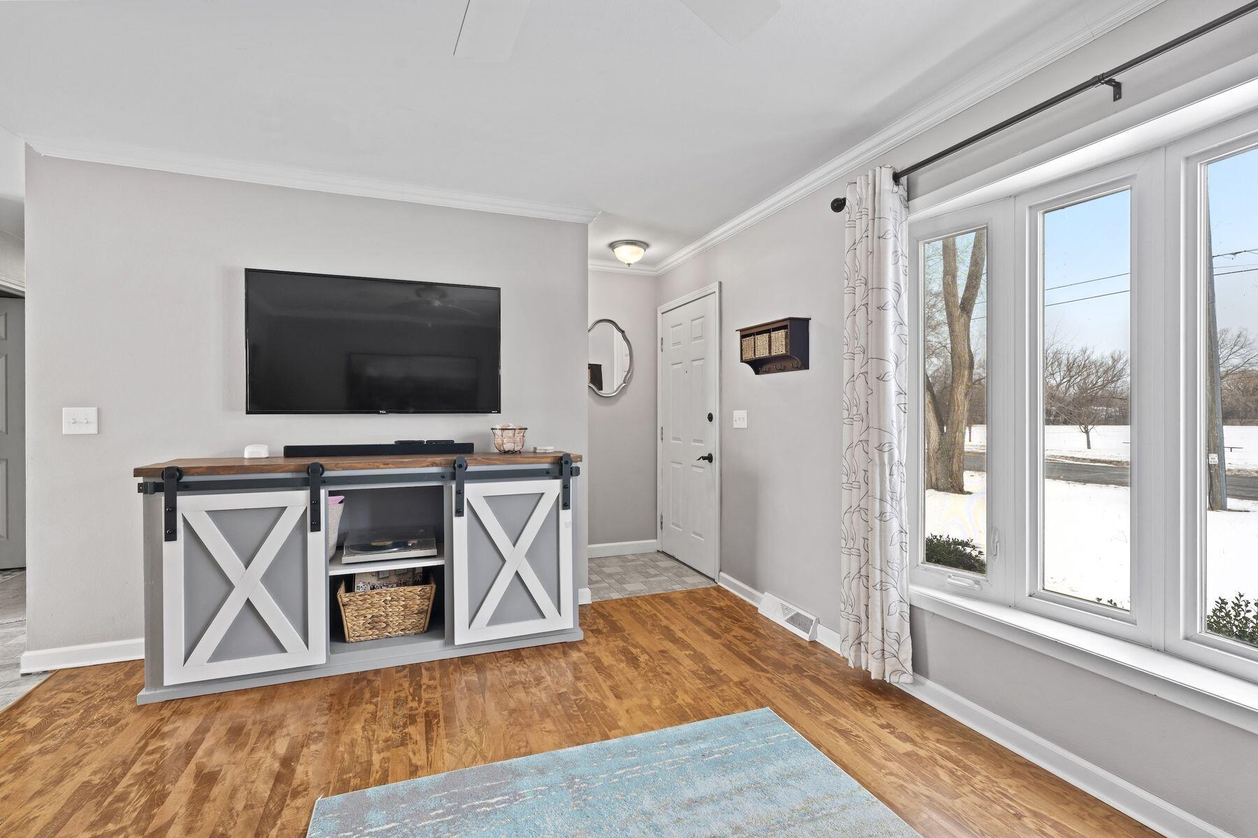 121 West Spaulding Street Watertown, WI 53098 - Photo 6 of 31 Lots of Natural Light