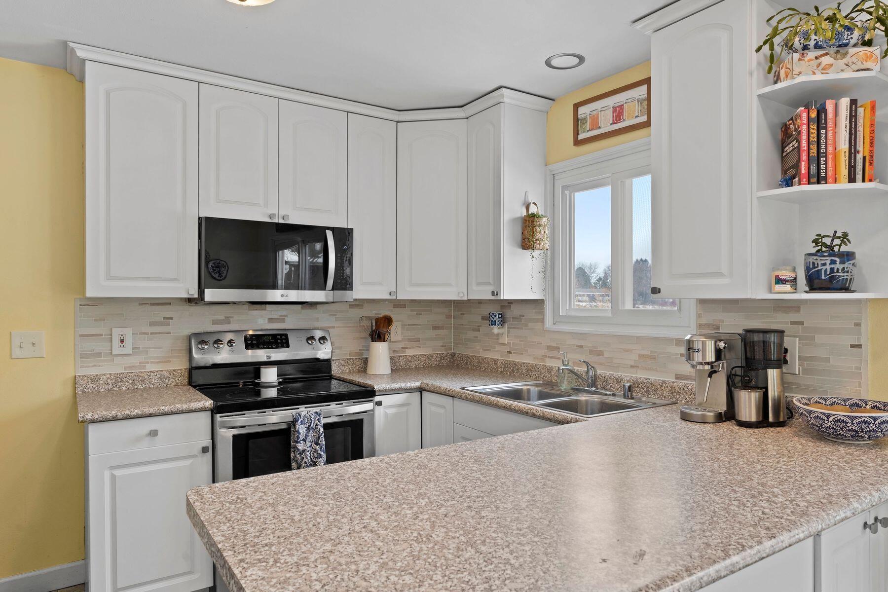 121 West Spaulding Street Watertown, WI 53098 - Photo 10 of 31 Newer Backsplash