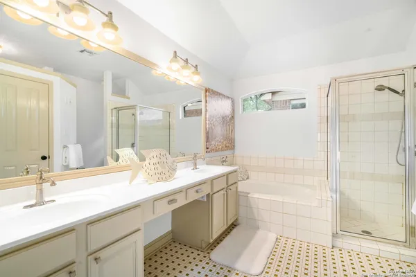 $2,850 | 18914 Surrey Wood, San Antonio, TX 78258