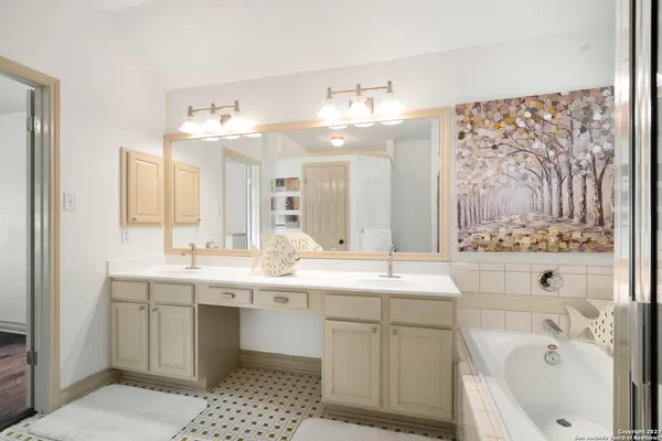 $2,850 | 18914 Surrey Wood, San Antonio, TX 78258