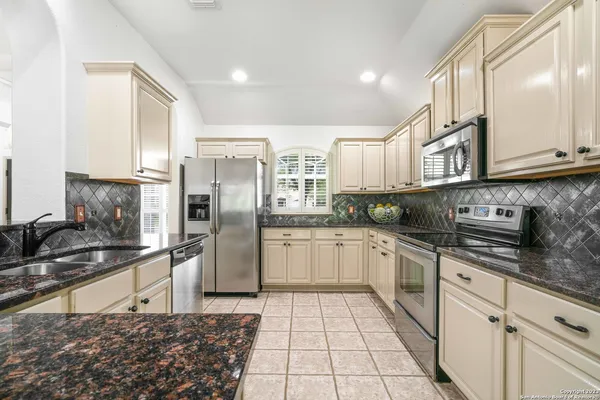 $2,850 | 18914 Surrey Wood, San Antonio, TX 78258