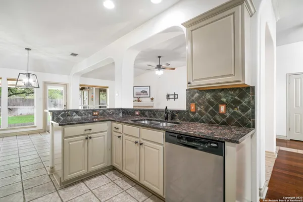 $2,850 | 18914 Surrey Wood, San Antonio, TX 78258