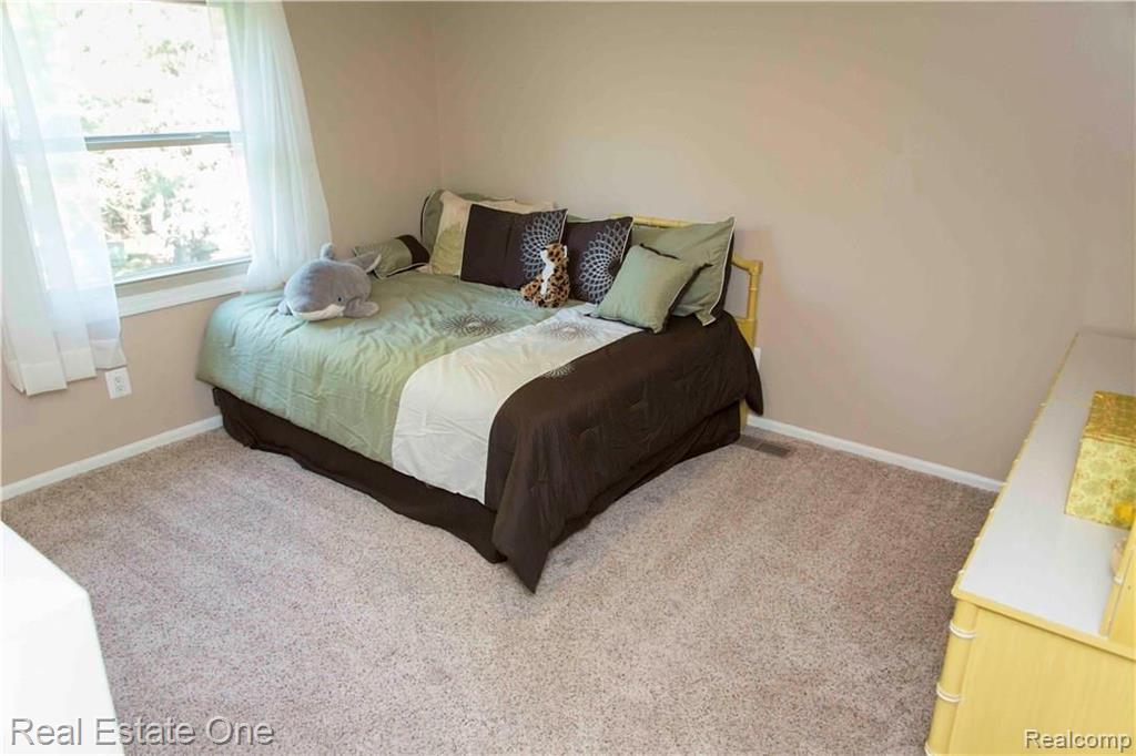 1736 North Kilburn Road Rochester Hills, MI 48306 - Photo 23 of 32