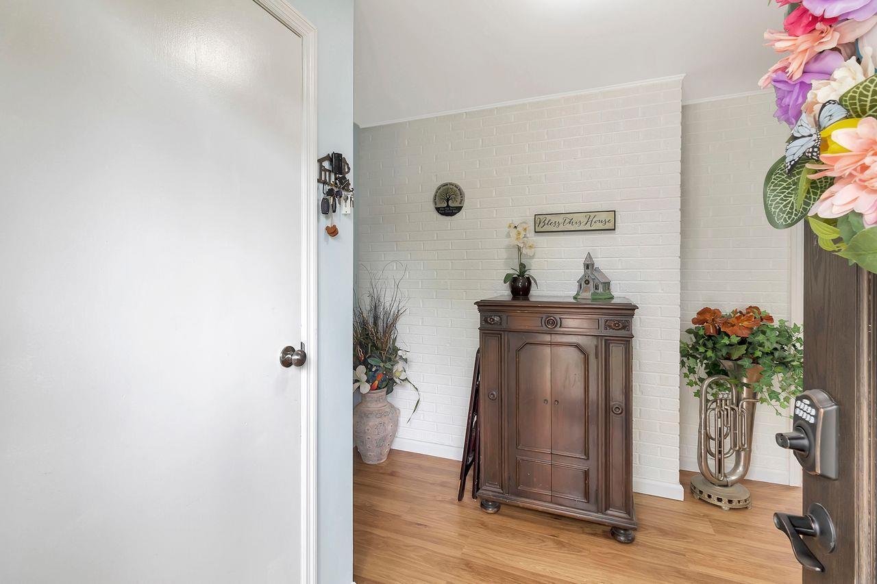 8318 Daleview Road Cincinnati, OH 45247 - Photo 4 of 39