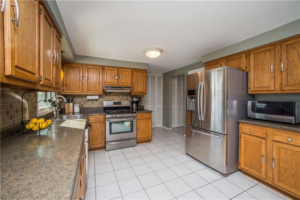 1304 Rolling Meadow Road Pittsburgh, PA 15241 - Photo 4 of 25 Tons of counter and cabinet space