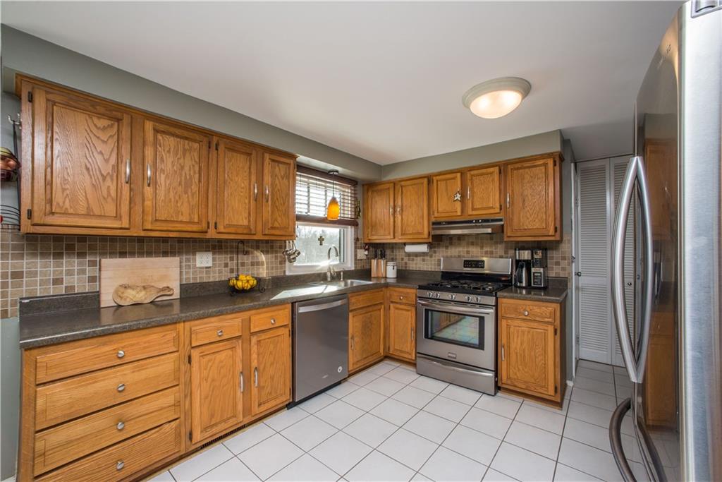 1304 Rolling Meadow Road Pittsburgh, PA 15241 - Photo 5 of 25 New SS Appliances!