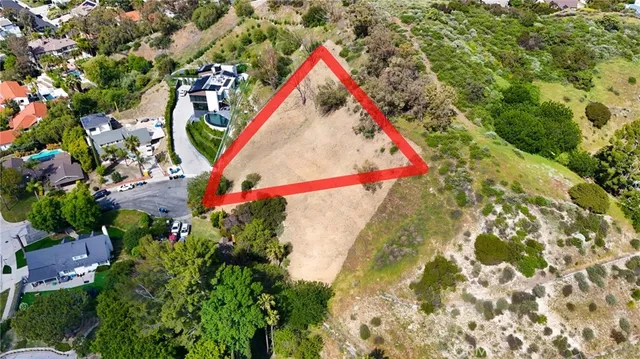 a view of a tennis court