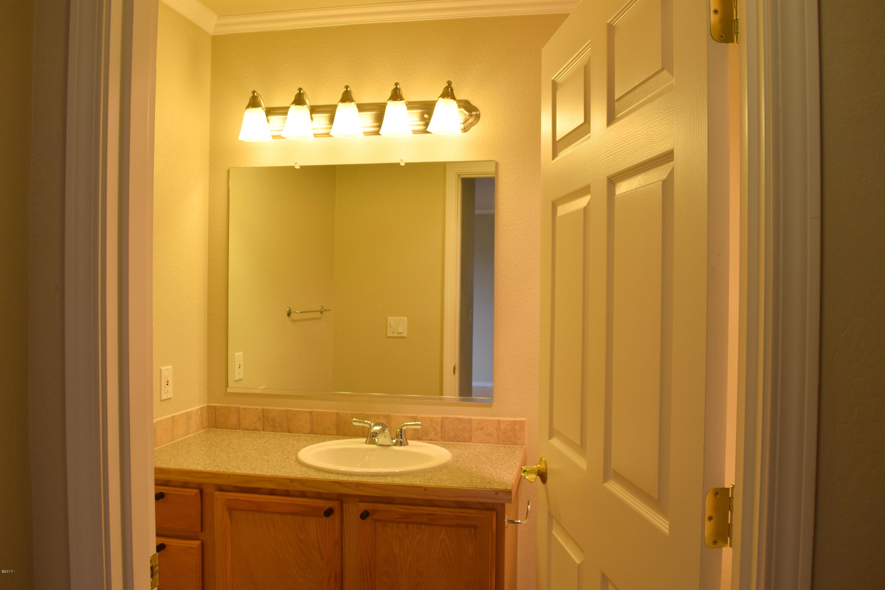 911 Southwest 12th Street Newport, OR 97365 - Photo 17 of 29 Bathroom 1