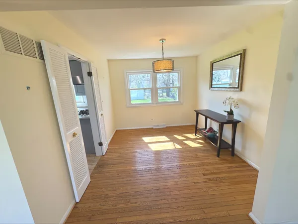 $549,900 | 1004 Greenfield Lane, Mount Prospect, IL 60056