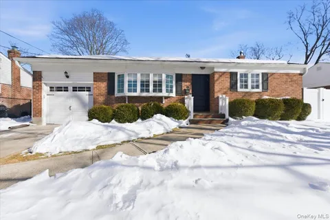 $650,000 | 10 Darnley Place, Huntington Station, NY 11746