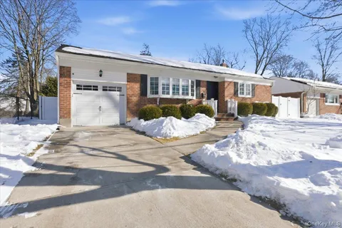 $650,000 | 10 Darnley Place, Huntington Station, NY 11746