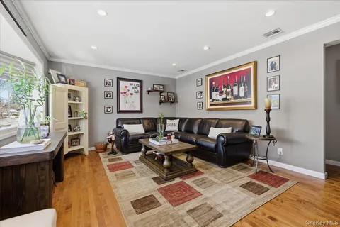 $650,000 | 10 Darnley Place, Huntington Station, NY 11746