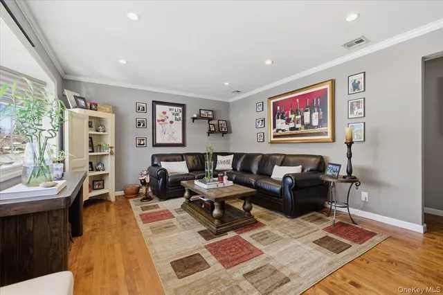 $650,000 | 10 Darnley Place, Huntington Station, NY 11746