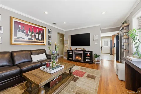 $650,000 | 10 Darnley Place, Huntington Station, NY 11746