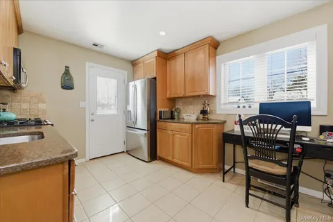 $650,000 | 10 Darnley Place, Huntington Station, NY 11746