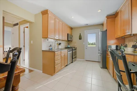 $650,000 | 10 Darnley Place, Huntington Station, NY 11746