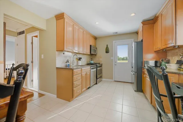 $650,000 | 10 Darnley Place, Huntington Station, NY 11746