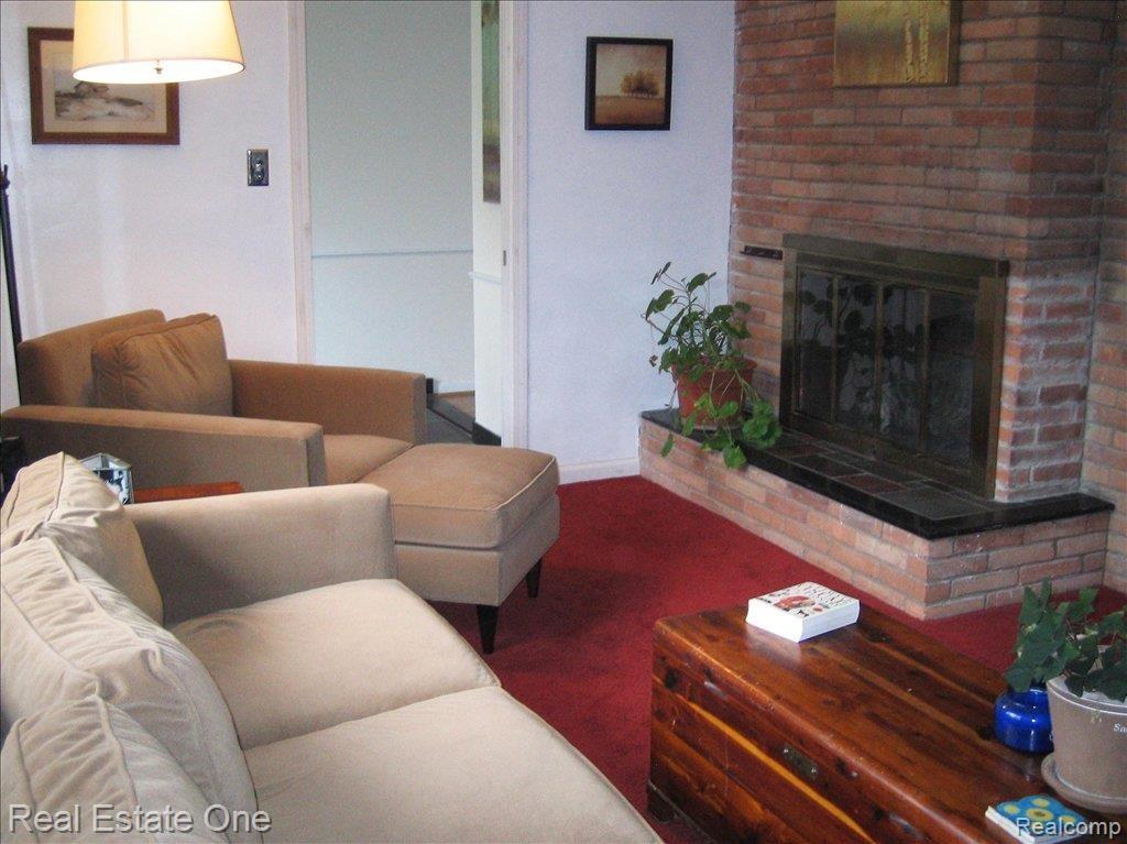 3416 Wendover Road Troy, MI 48084 - Photo 8 of 10 FIREPLACE IN FAM RM