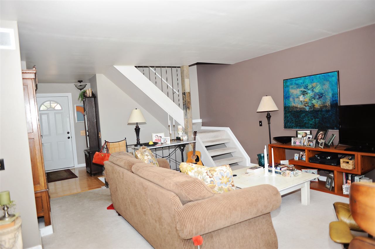 370 Willow Grove Lane Rochester, MI 48307 - Photo 4 of 46 31293879-5.JPG