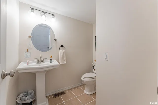 $375,000 | 1528 Forest Hills Road, Lincoln, IL 62656