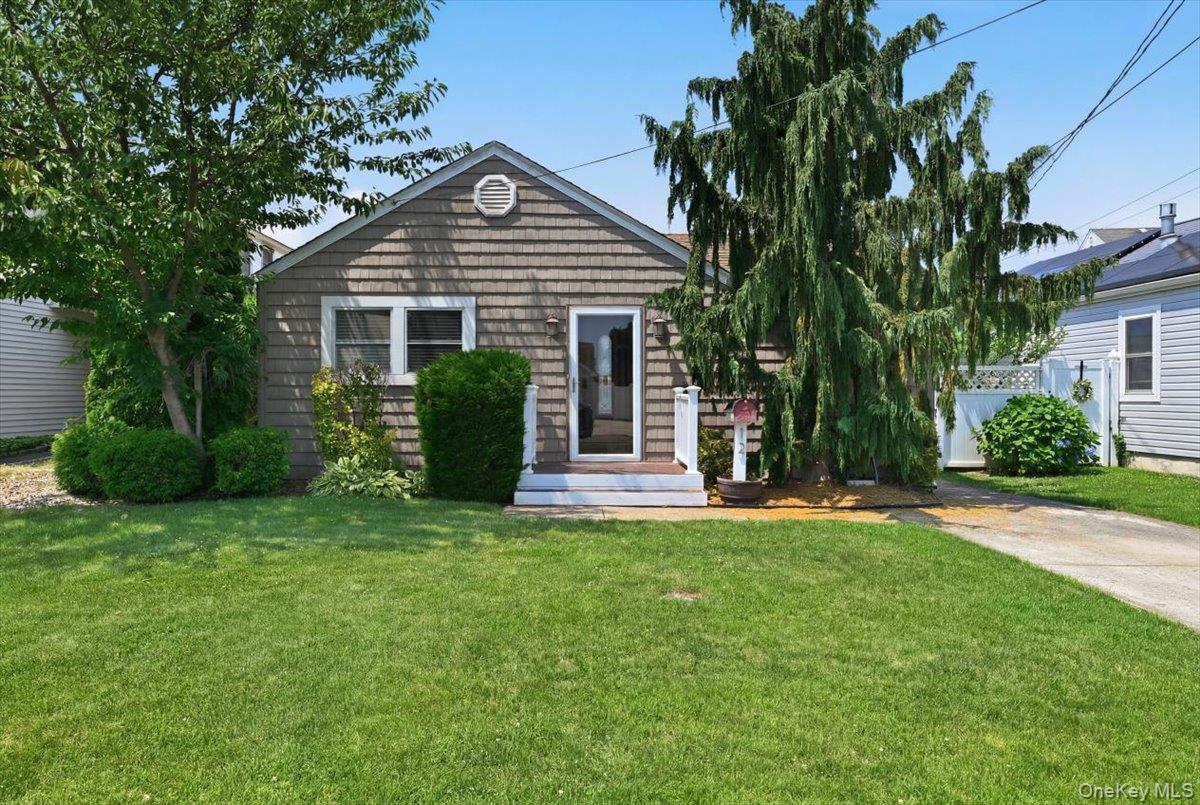12 Annuskemunnica Road Babylon, NY 11702 - Photo 2 of 25