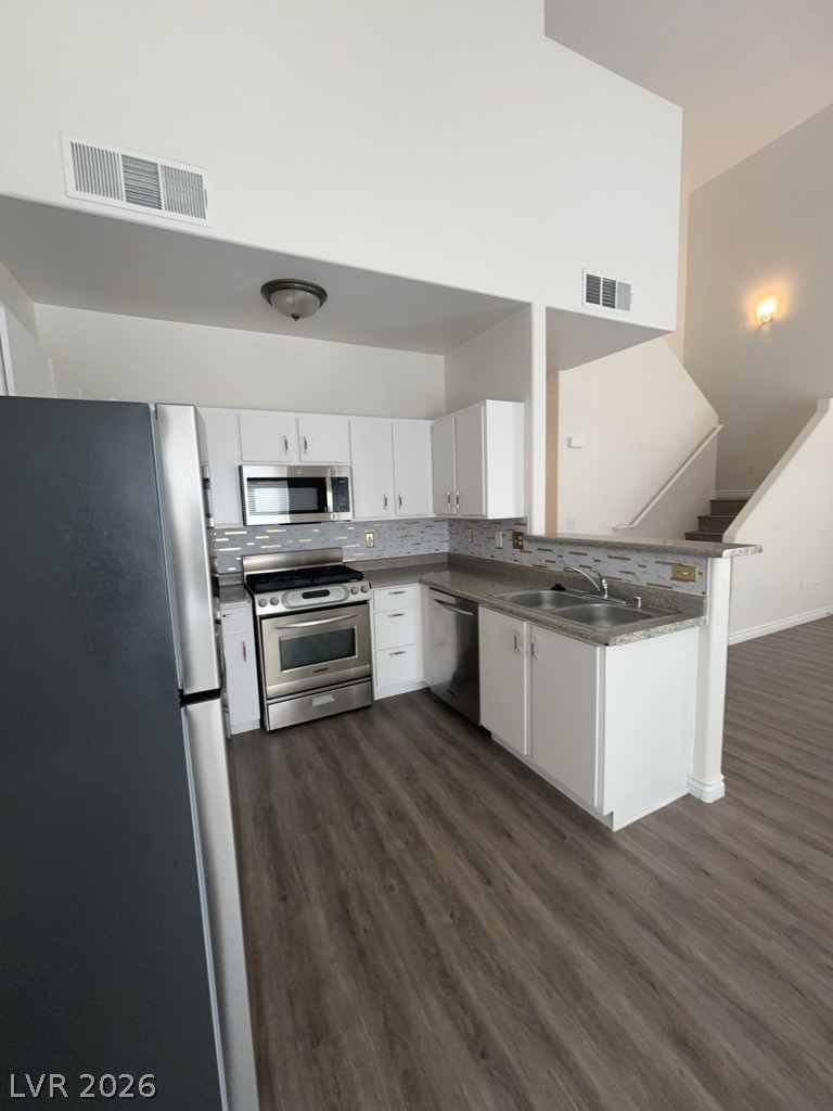 4915 East Russell Road, Unit 154 Las Vegas, NV 89120 - Photo 8 of 20 An open kitchen layout flows seamlessly into the surrounding living areas.