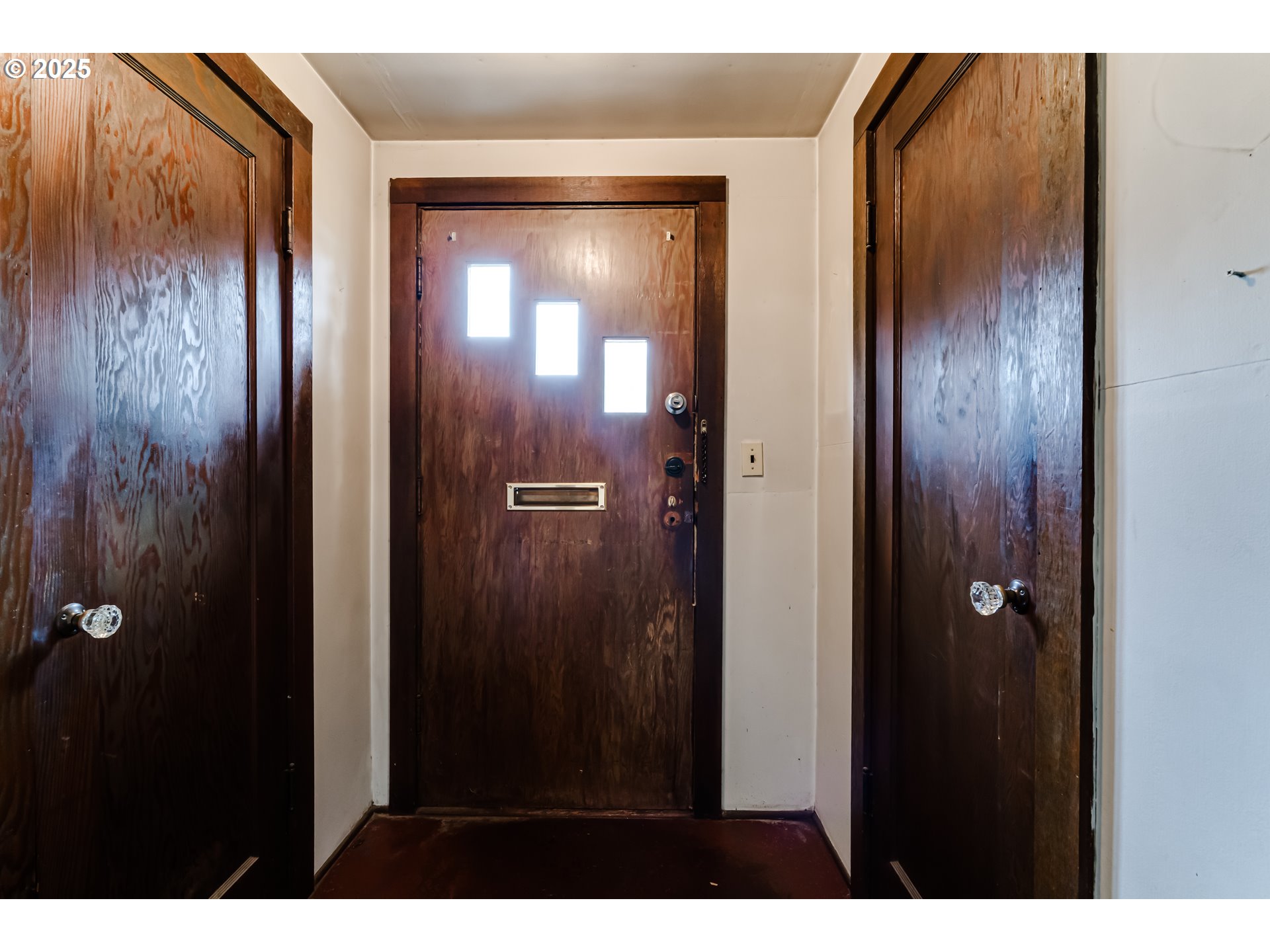 835 Maple Street Junction City, OR 97448 - Photo 5 of 29 a view of a elevator