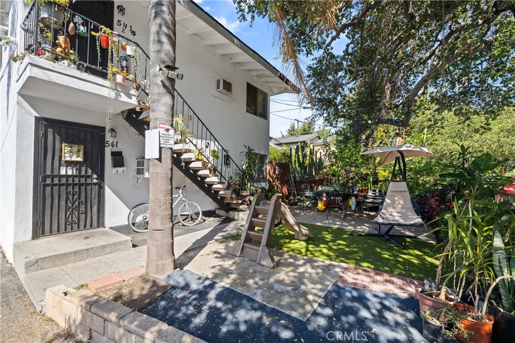 541 North Summit Avenue Pasadena, CA 91103 - Photo 11 of 13 a view of an chairs and tables in the patio