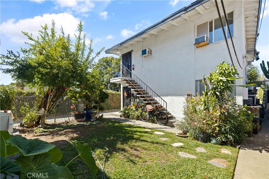 541 North Summit Avenue Pasadena, CA 91103 - Photo 12 of 13 a backyard of a house with lots of green space