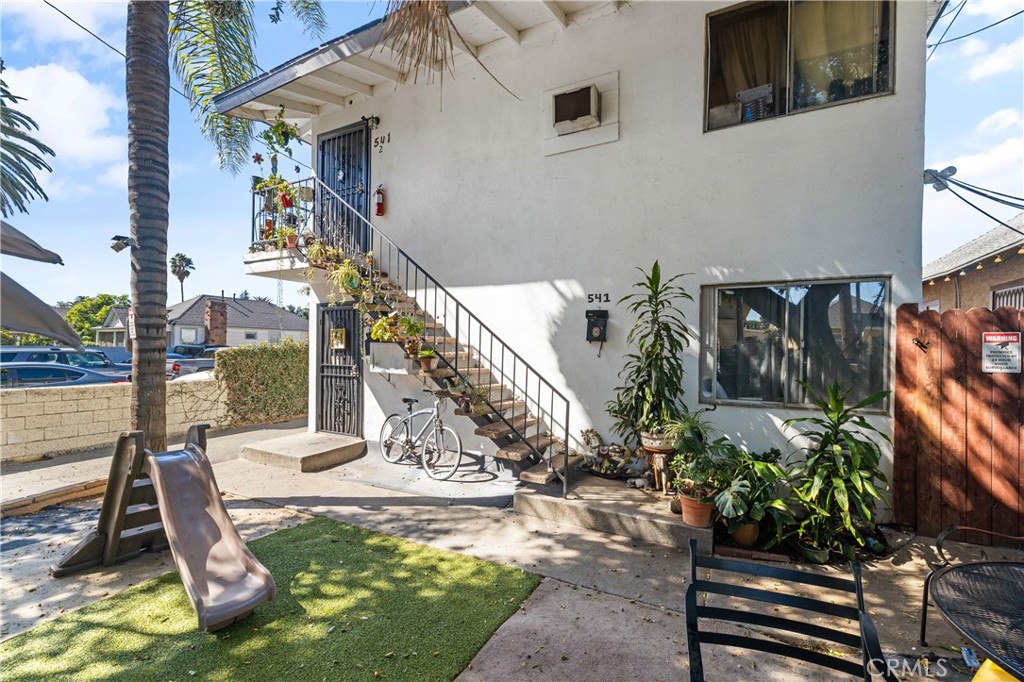 541 North Summit Avenue Pasadena, CA 91103 - Photo 10 of 13 a view of a house with backyard and sitting area