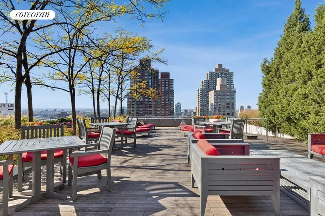 $6,890,000 | 25 Columbus Circle, Unit 57B | Upper West Side