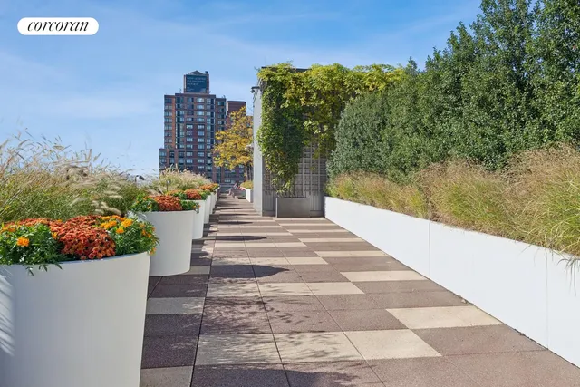 $6,890,000 | 25 Columbus Circle, Unit 57B | Upper West Side