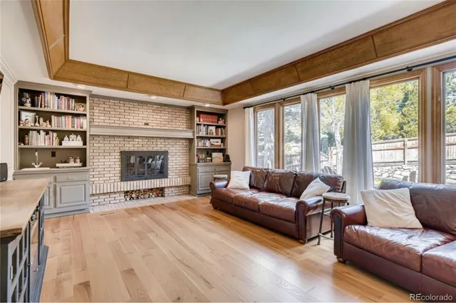 a view of entryway with a