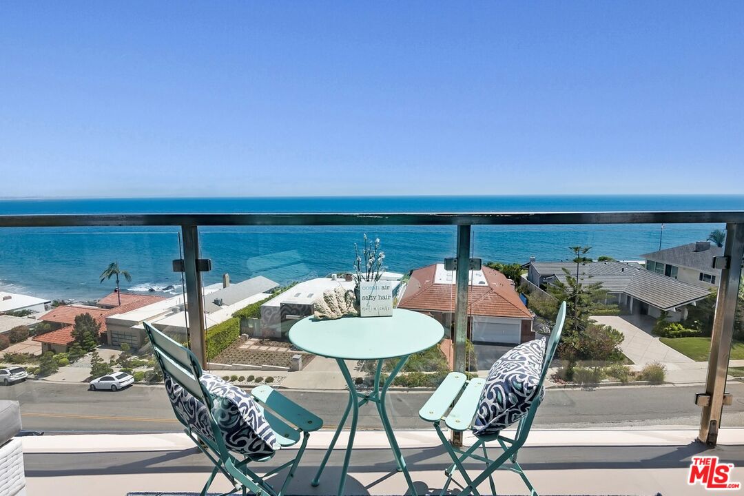 18147 Coastline Drive, Unit 3 Malibu, CA 90265 - Photo 20 of 40 a balcony with table and chairs
