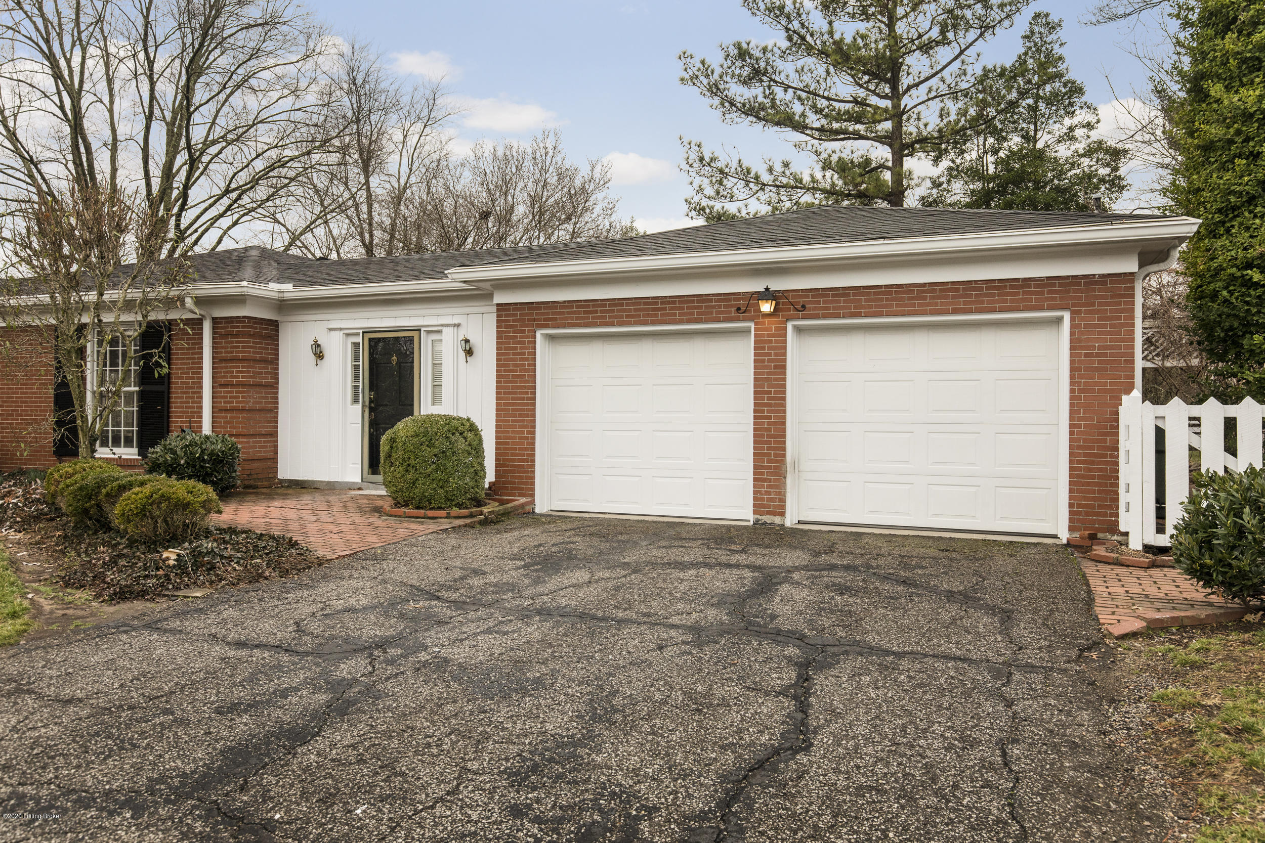 5313 Hempstead Road Louisville, KY 40207 - Photo 4 of 41 4-garages