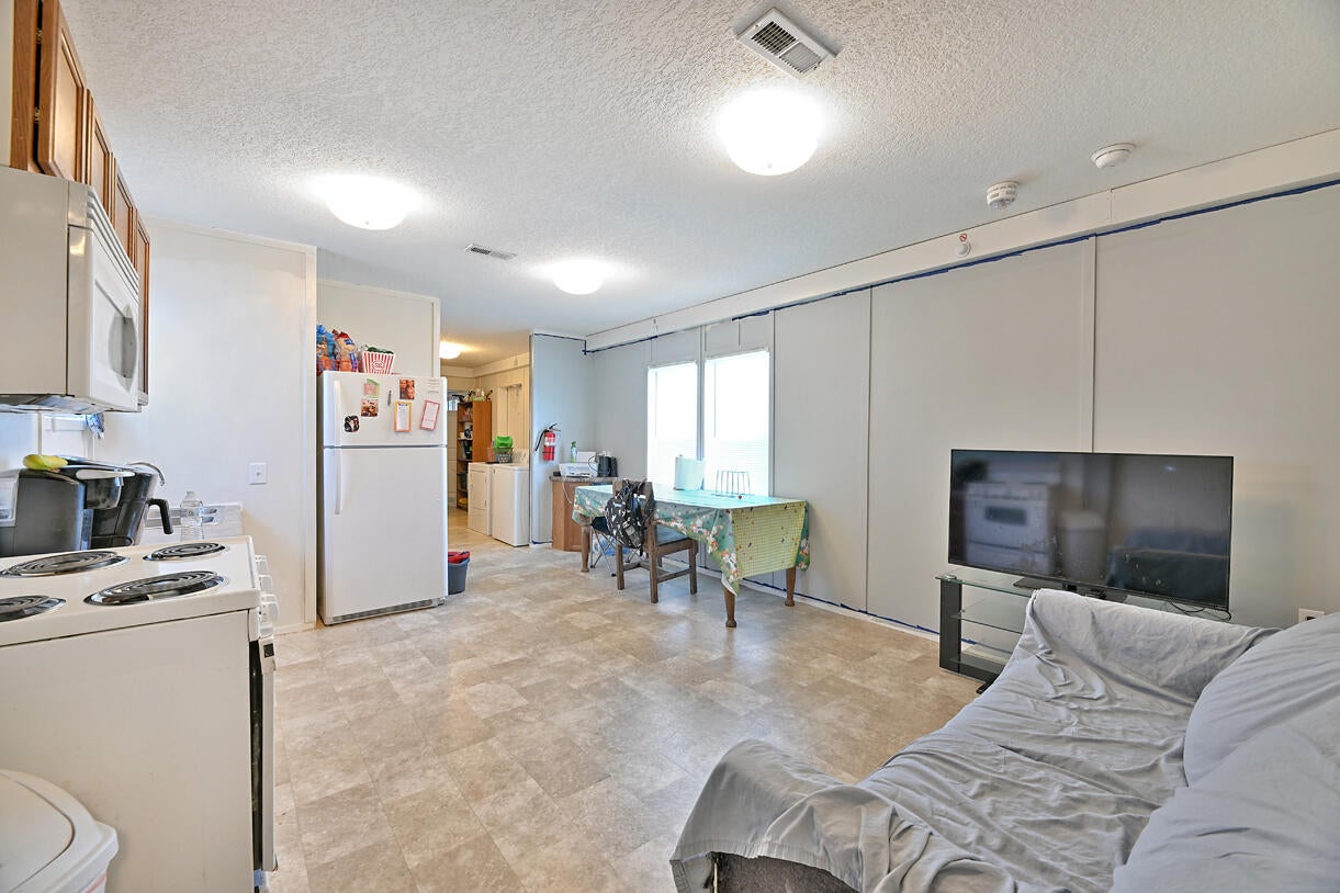 135 North Phoenix Road, Unit 42 Medford, OR 97501 - Photo 3 of 15 DSC_7731