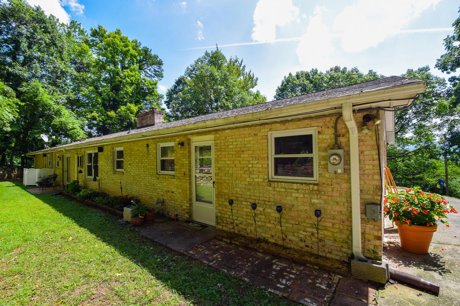 1638 Weaver Road Salem, VA 24153 - Photo 22 of 28 a view of a back yard of the house