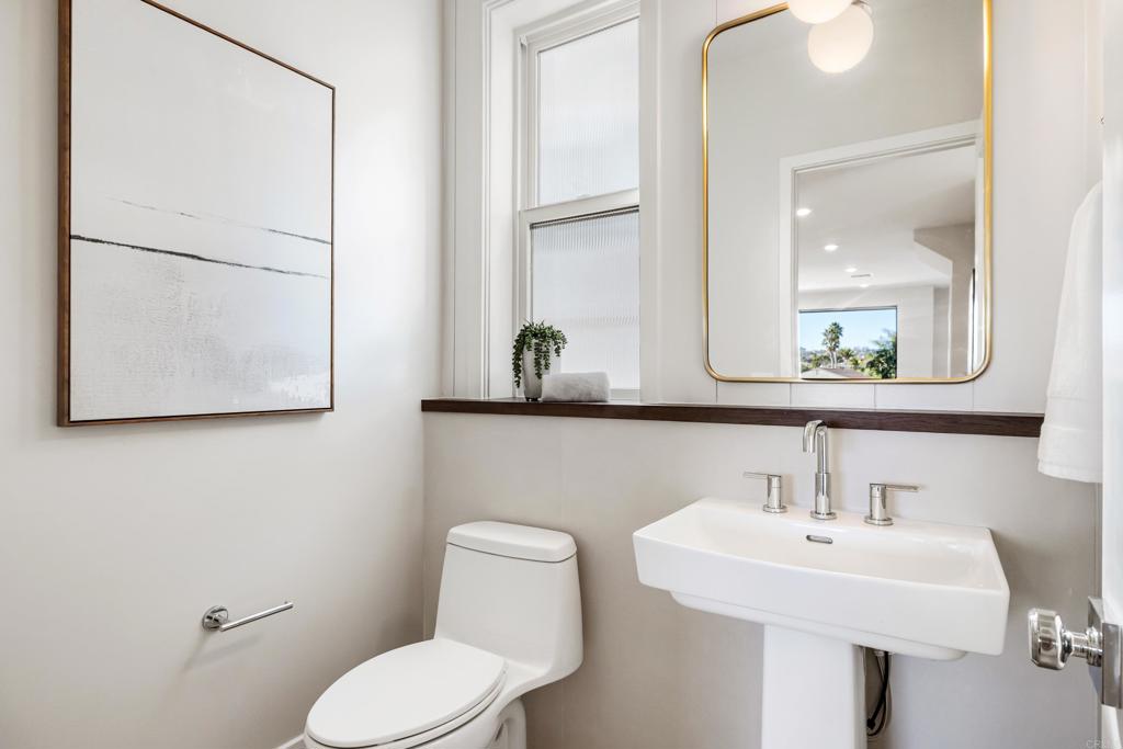 320 Chinquapin Avenue Carlsbad, CA 92008 - Photo 28 of 49 a bathroom with a toilet a sink and mirror