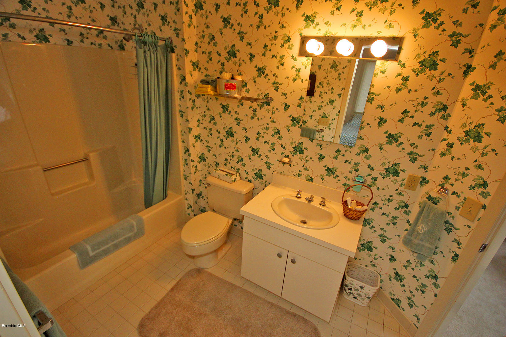 19 Hawthorne Road, Unit 13A Stockbridge, MA 01240 - Photo 20 of 25 GUEST BATH
