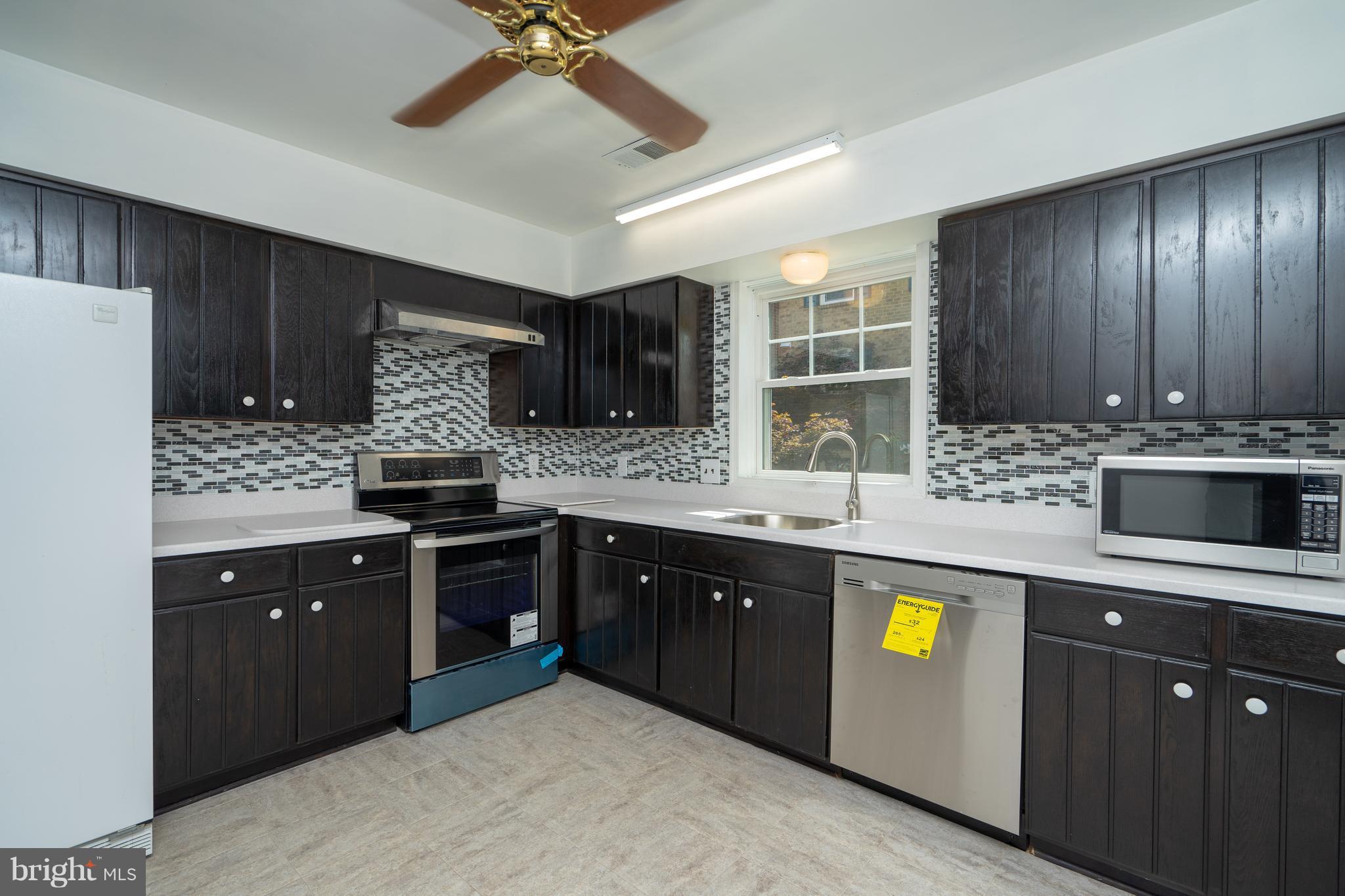 3857 Chain Bridge Road Fairfax, VA 22030 - Photo 6 of 30 Kitchen has eat-in breakfast nook for small table