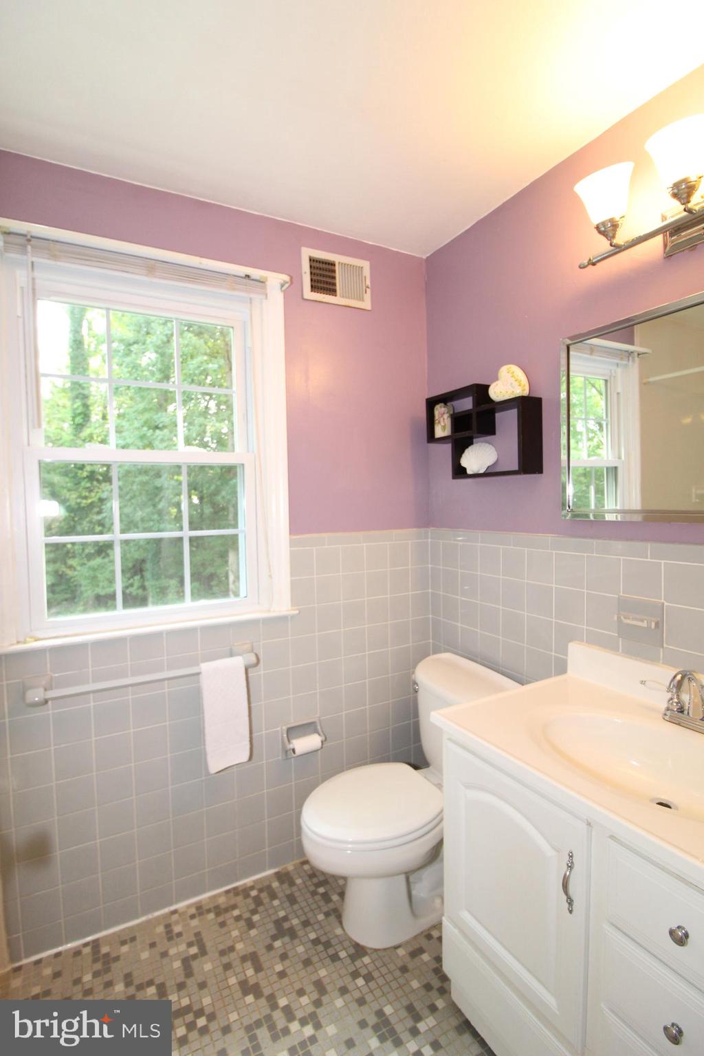 714 Halstead Road Wilmington, DE 19803 - Photo 25 of 38 Main Hall Full Bathroom w/Ceramic Tile