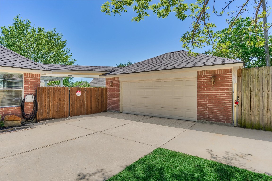 7411 Nicholforest Lane Spring, TX 77389 - Photo 3 of 43