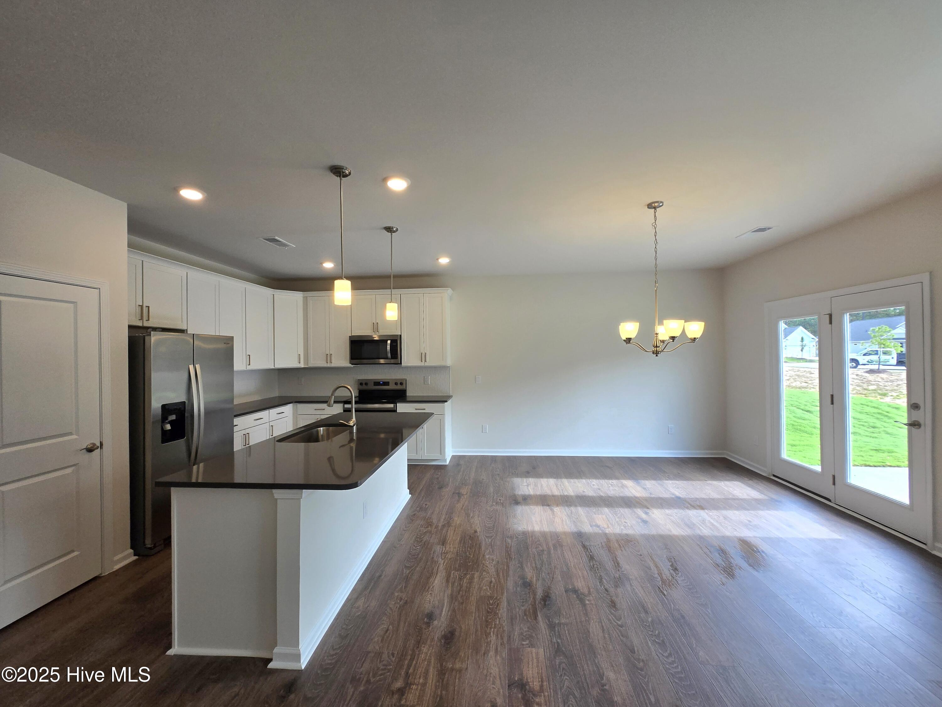 531 Banbury Lane Aberdeen, NC 28315 - Photo 3 of 13 23702