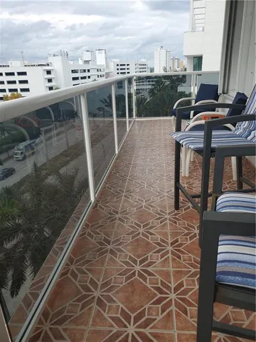 a view of entryway with a door