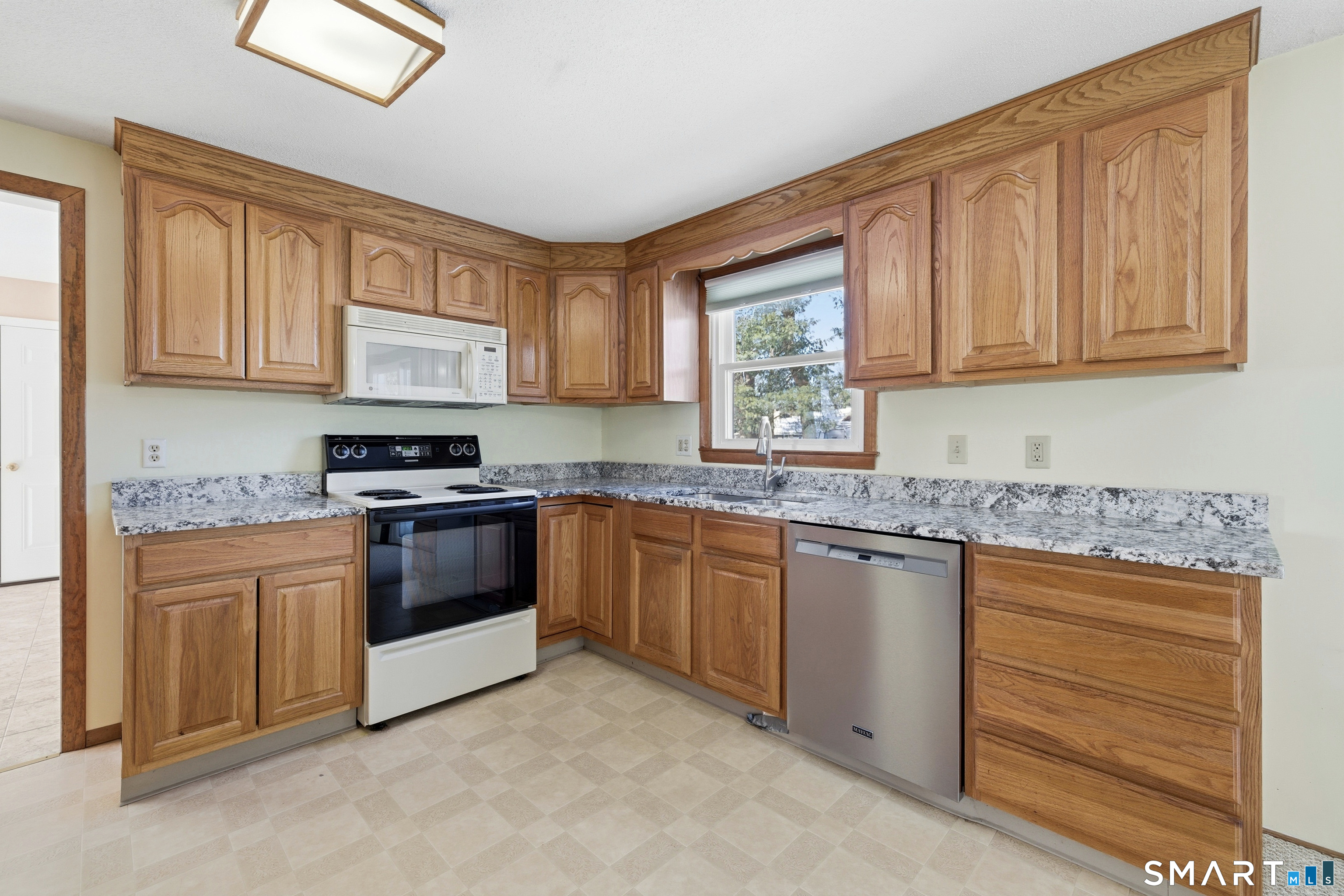 6 David Street Enfield, CT 06082 - Photo 7 of 29